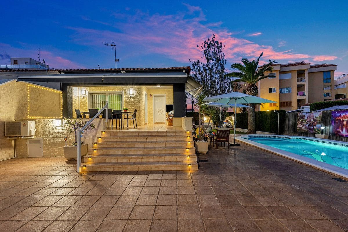 4 bedroom Villa for sale in Torrevieja - € 656,000 (Ref: 10013866)