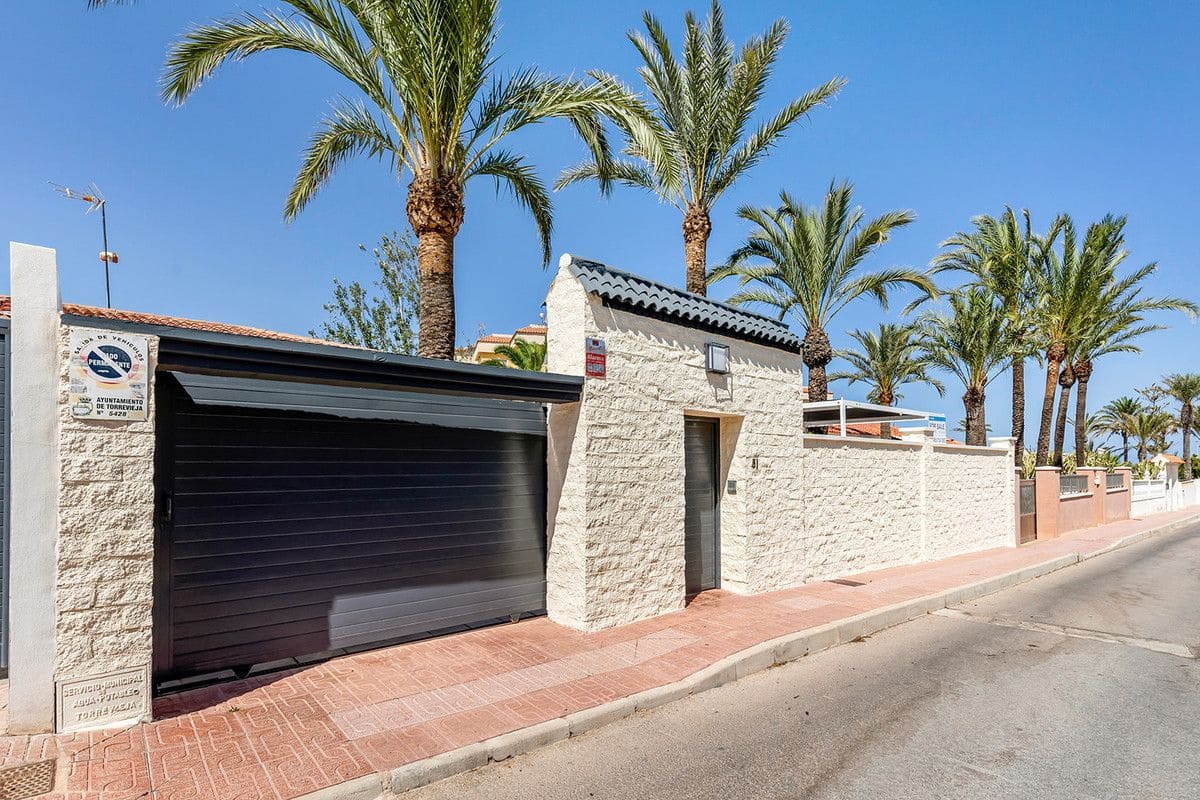 4 bedroom Villa for sale in Torrevieja - € 656,000 (Ref: 10013866)
