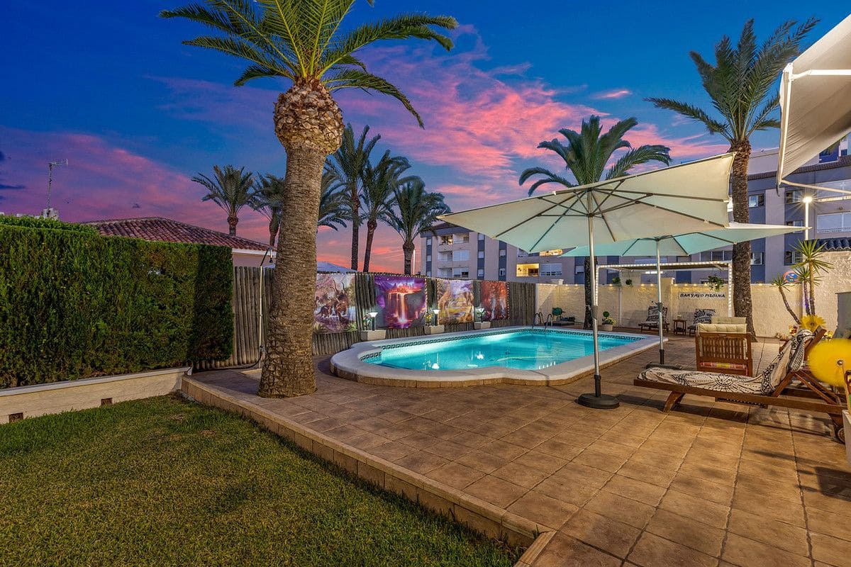 4 bedroom Villa for sale in Torrevieja - € 656,000 (Ref: 10013866)