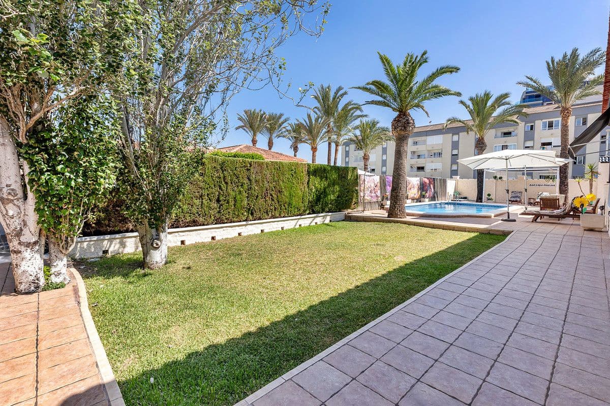 4 bedroom Villa for sale in Torrevieja - € 656,000 (Ref: 10013866)