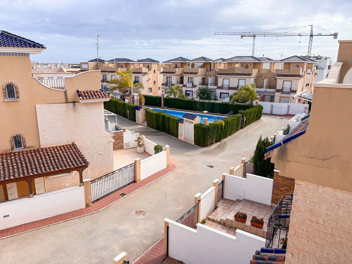 3 soverom Kjedet enebolig til salgs i Pilar de la Horadada - € 369 000 (Ref: 10013873)