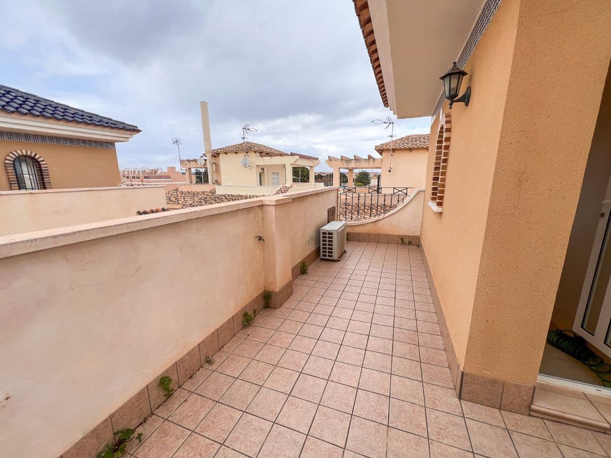 3 soverom Kjedet enebolig til salgs i Pilar de la Horadada - € 369 000 (Ref: 10013873)