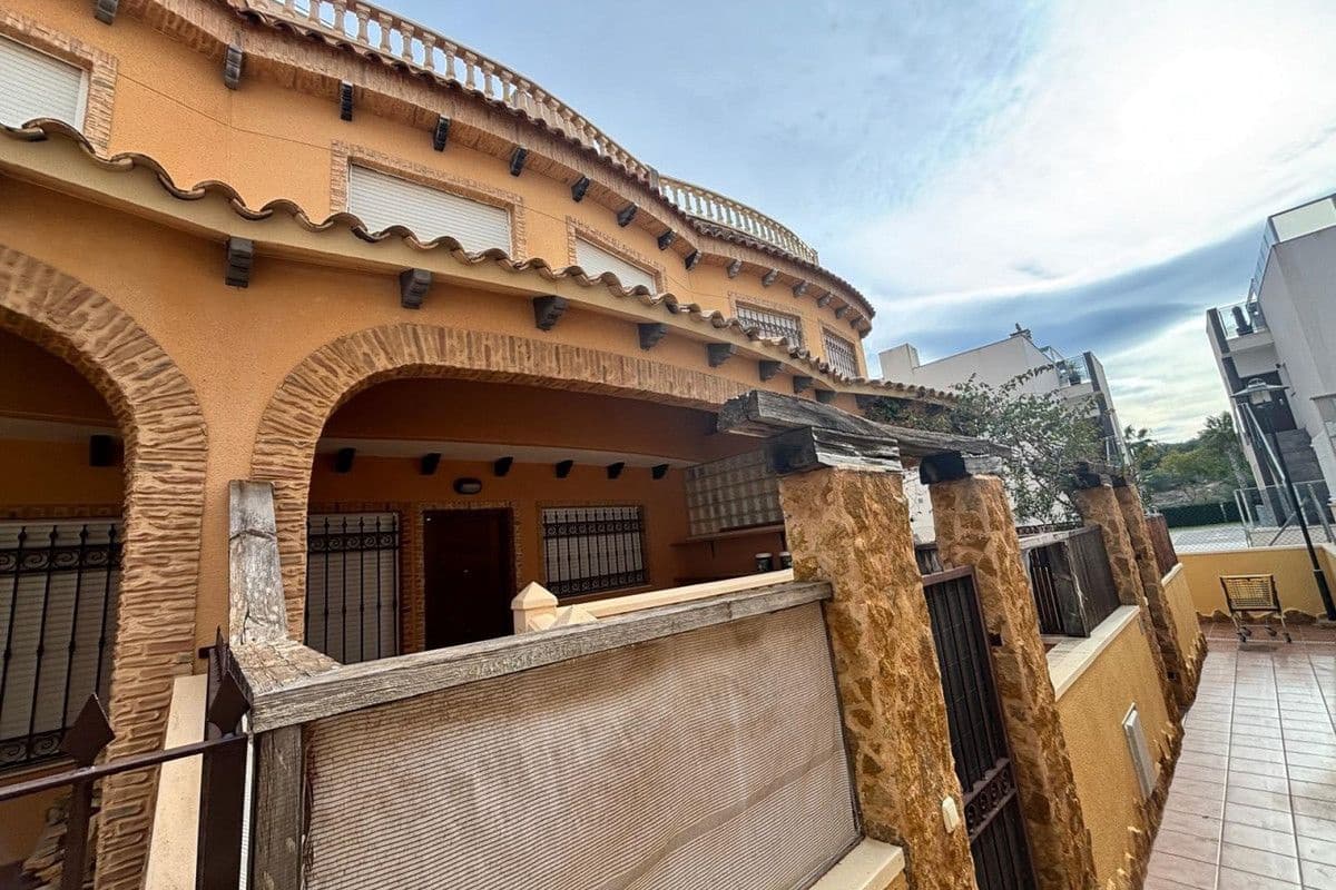 5 sypialnia Dom na sprzedaż w Guardamar del Segura z basenem - 199 995 € (Ref: 10013885)