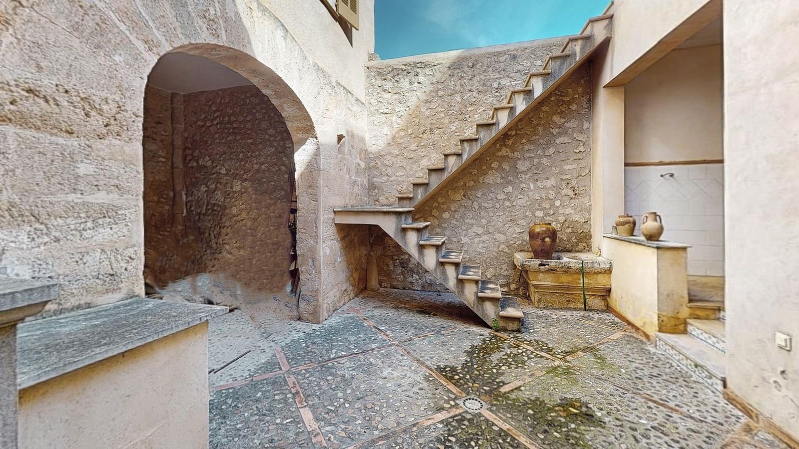 7 bedroom Townhouse for sale in Sineu with garage - € 780,000 (Ref: 10013888)