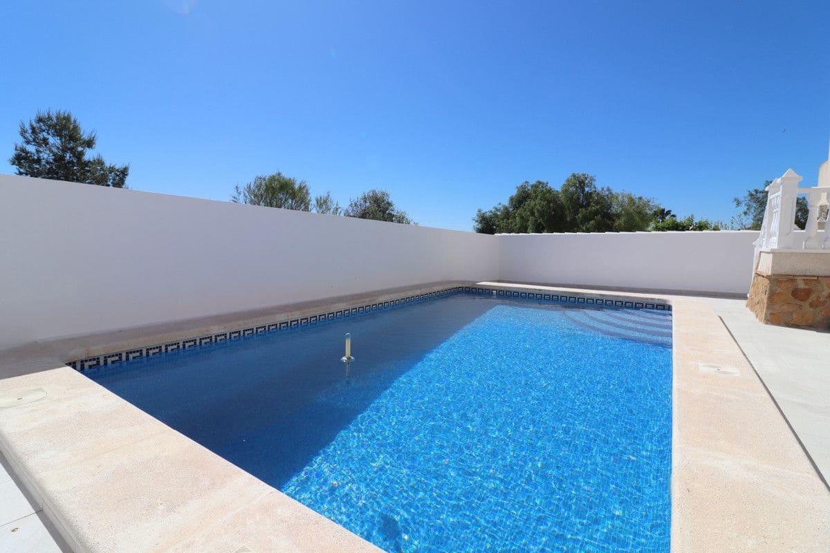 Chalet de 3 habitaciones en San Miguel de Salinas en venta con piscina - 250.000 € (Ref: 10017814)