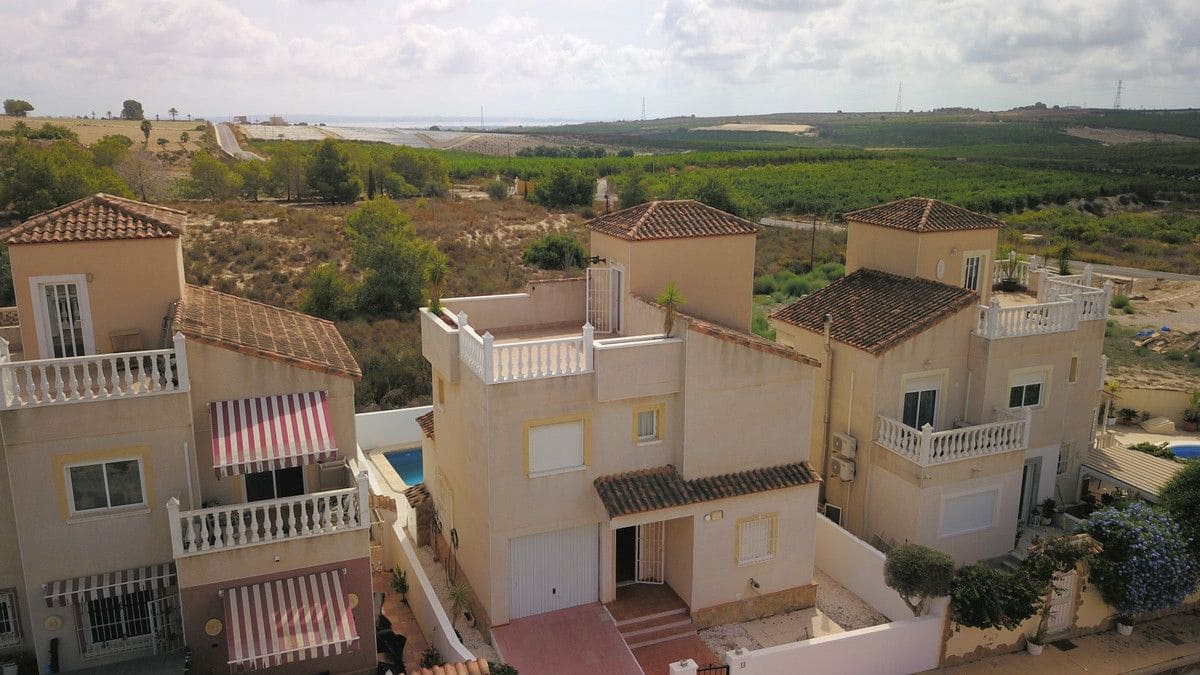 Chalet de 3 habitaciones en San Miguel de Salinas en venta con piscina - 250.000 € (Ref: 10017814)