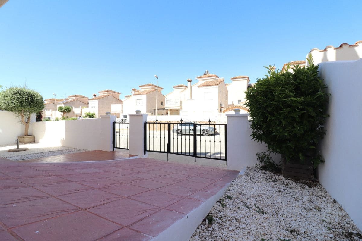 Chalet de 3 habitaciones en San Miguel de Salinas en venta con piscina - 250.000 € (Ref: 10017814)