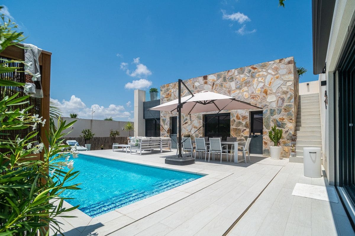 3 bedroom Villa for sale in Algorfa with pool - € 590,000 (Ref: 10017836)