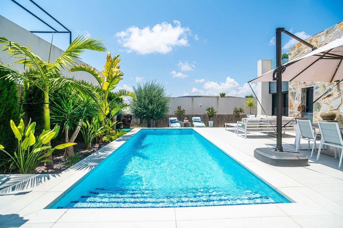 3 bedroom Villa for sale in Algorfa with pool - € 590,000 (Ref: 10017836)