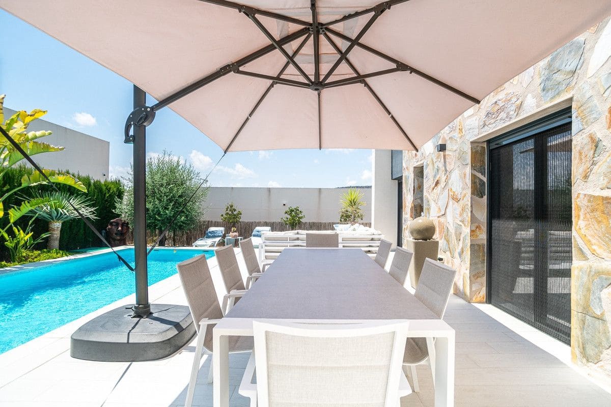 3 bedroom Villa for sale in Algorfa with pool - € 590,000 (Ref: 10017836)