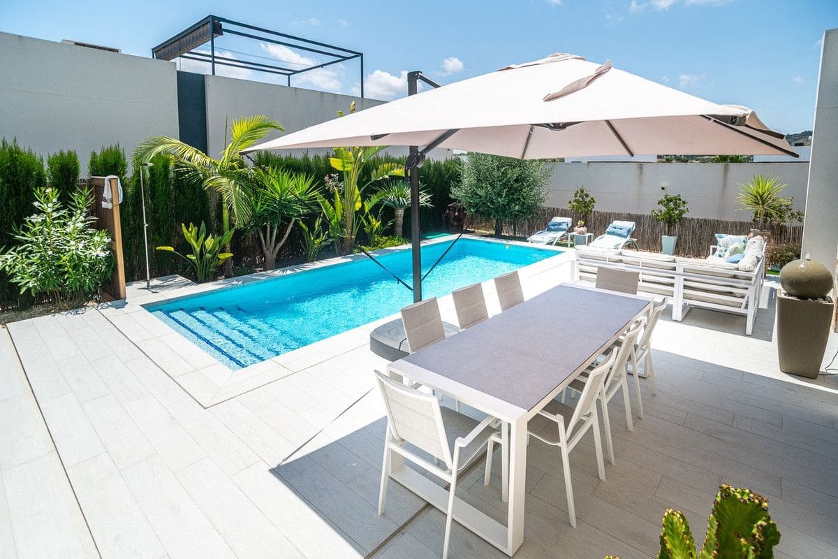 3 bedroom Villa for sale in Algorfa with pool - € 590,000 (Ref: 10017836)