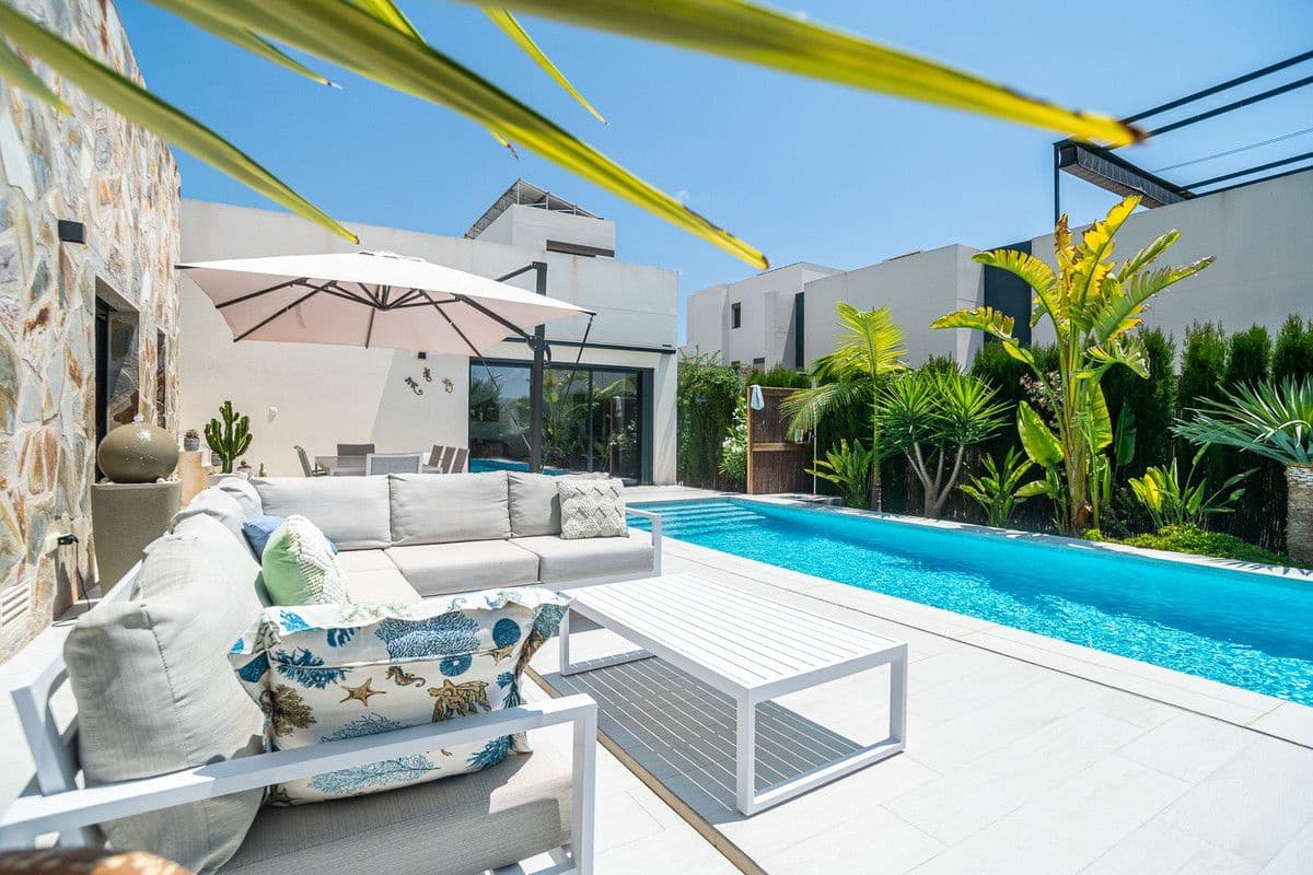 3 bedroom Villa for sale in Algorfa with pool - € 590,000 (Ref: 10017836)