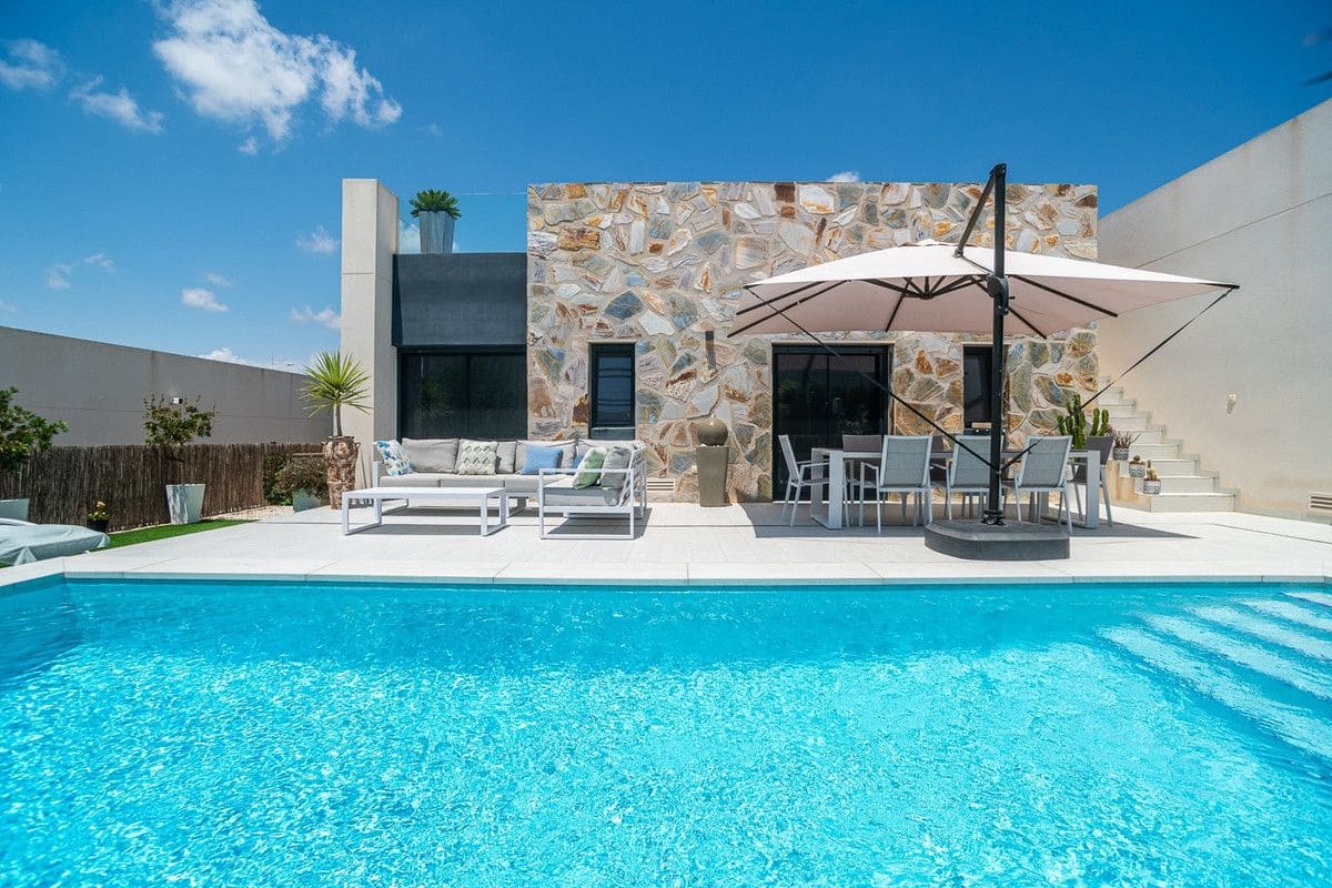 3 bedroom Villa for sale in Algorfa with pool - € 590,000 (Ref: 10017836)