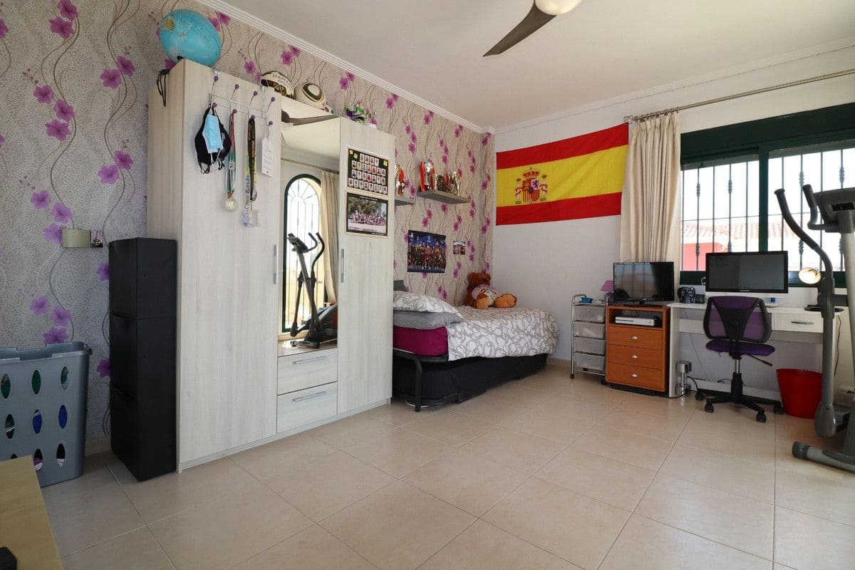 4 bedroom Villa for sale in Rojales with pool - € 470,000 (Ref: 10017842)