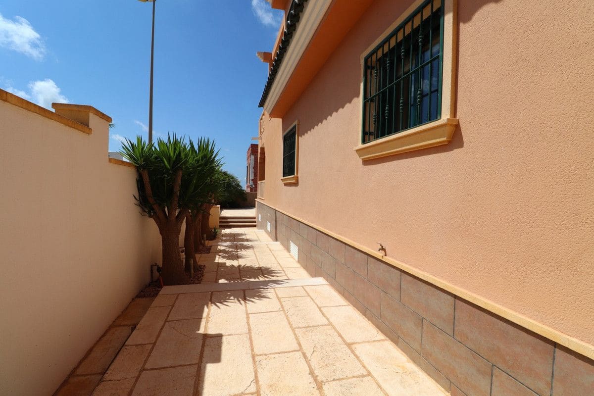 4 bedroom Villa for sale in Rojales with pool - € 470,000 (Ref: 10017842)