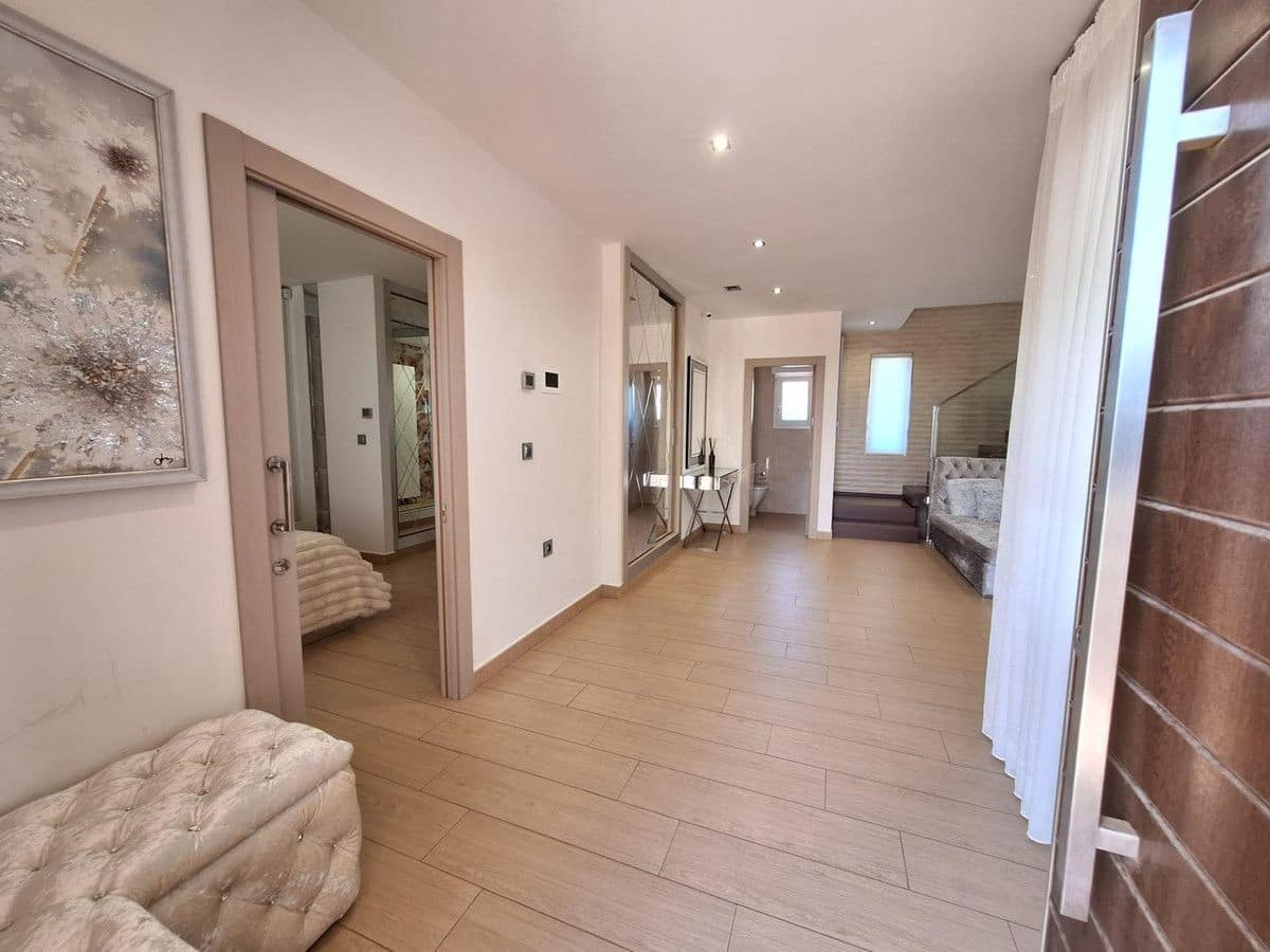 2 sypialnia Willa na sprzedaż w Torrevieja - 850 000 € (Ref: 10017845)