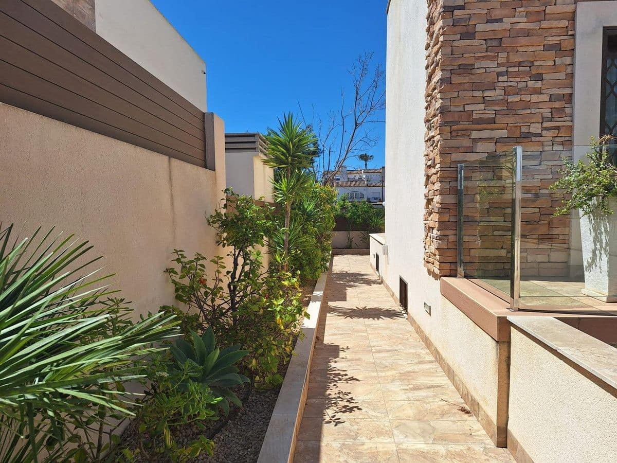 2 sypialnia Willa na sprzedaż w Torrevieja - 850 000 € (Ref: 10017845)