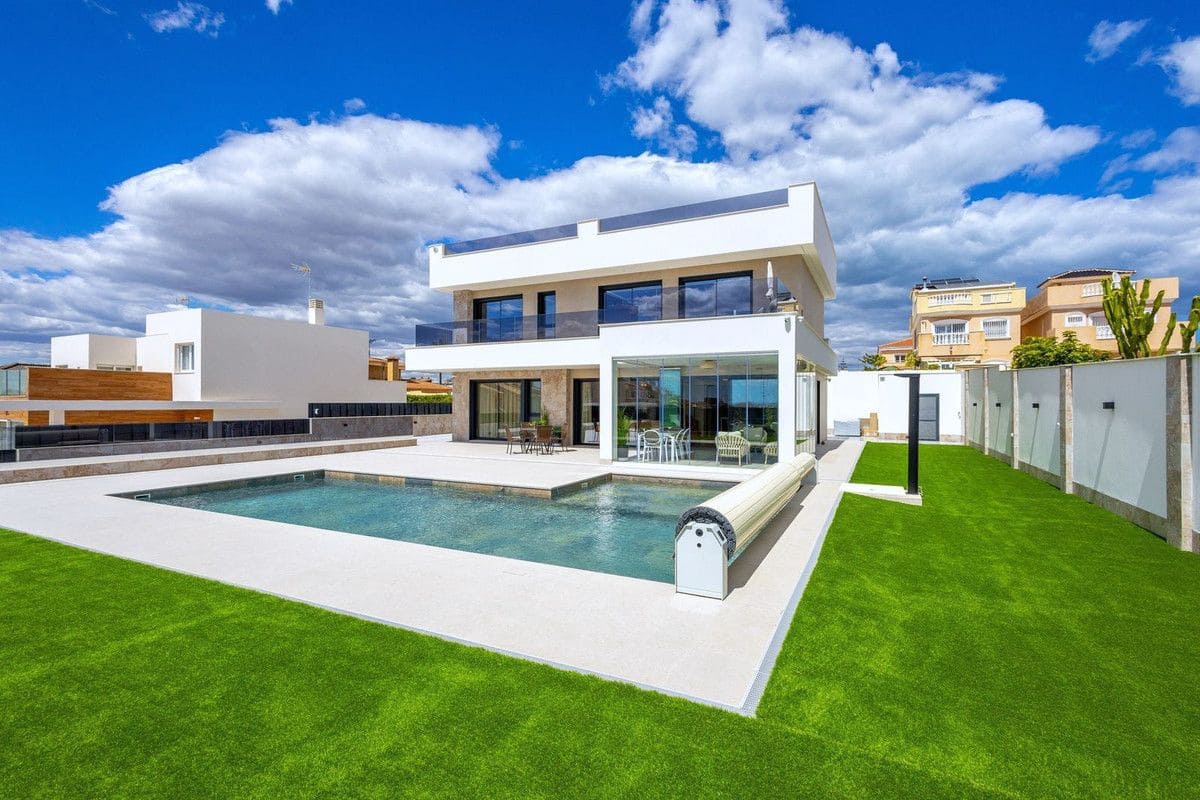4 sovrum Villa till salu i Torrevieja - 1 675 000 € (Ref: 10017847)