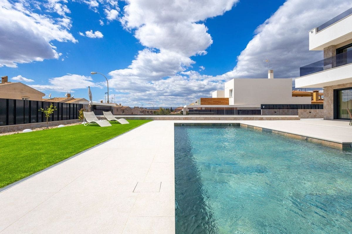 4 sovrum Villa till salu i Torrevieja - 1 675 000 € (Ref: 10017847)