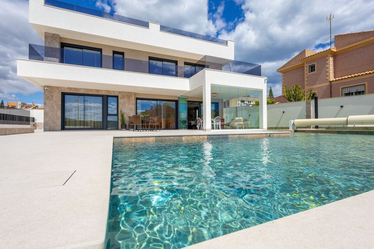 4 sovrum Villa till salu i Torrevieja - 1 675 000 € (Ref: 10017847)