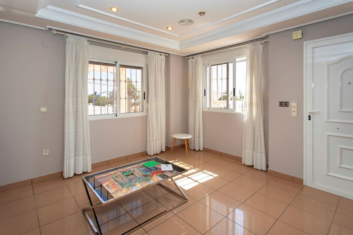 4 bedroom Villa for sale in Torrevieja - € 549,000 (Ref: 10017850)