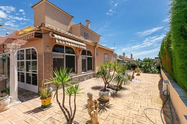 4 bedroom Villa for sale in Torrevieja - € 560,000 (Ref: 10017854)