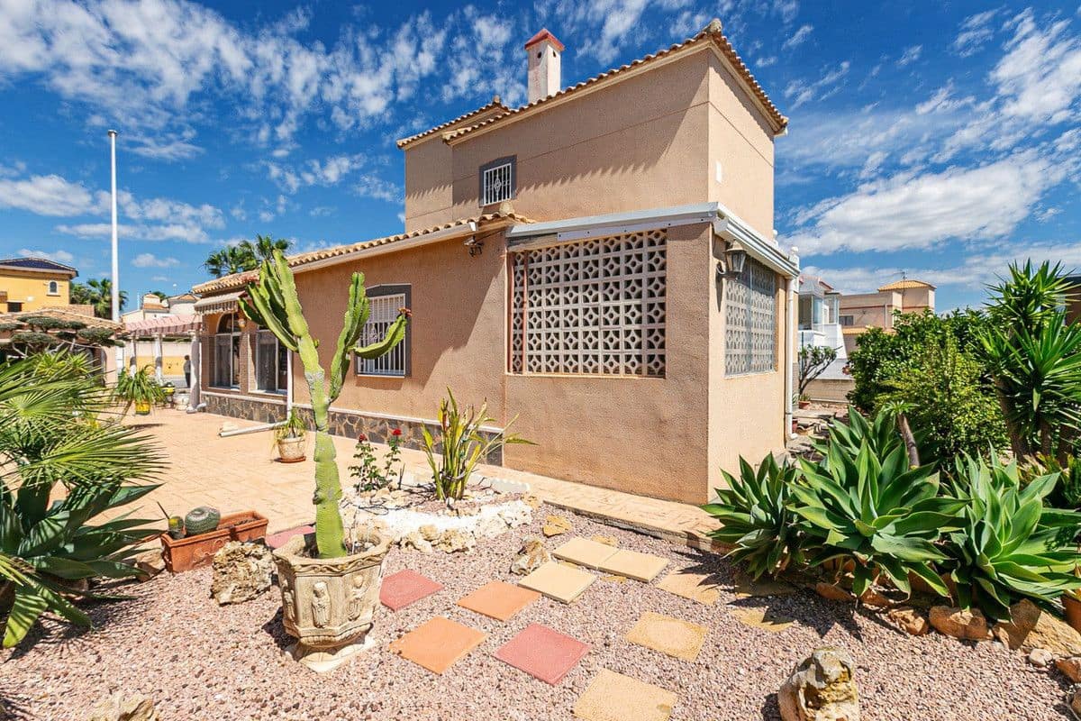 4 bedroom Villa for sale in Torrevieja - € 560,000 (Ref: 10017854)