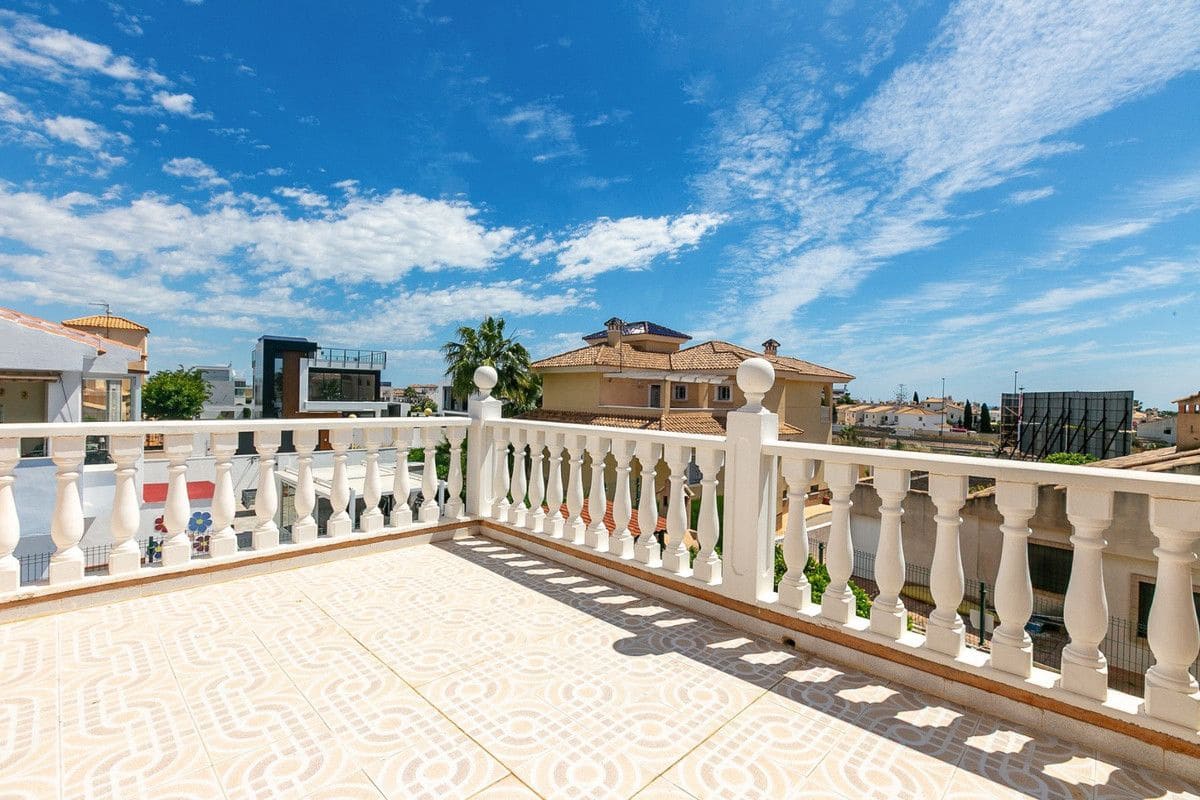 4 bedroom Villa for sale in Torrevieja - € 560,000 (Ref: 10017854)