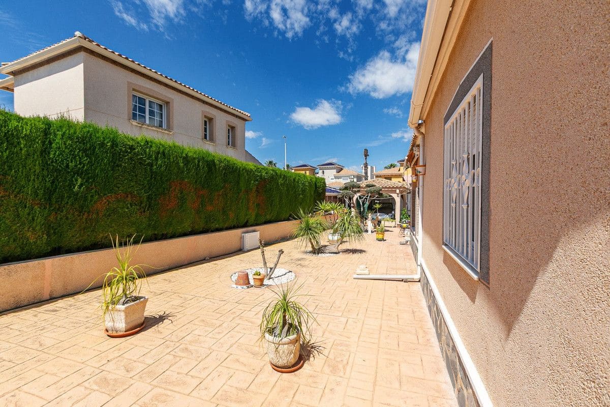 4 bedroom Villa for sale in Torrevieja - € 560,000 (Ref: 10017854)