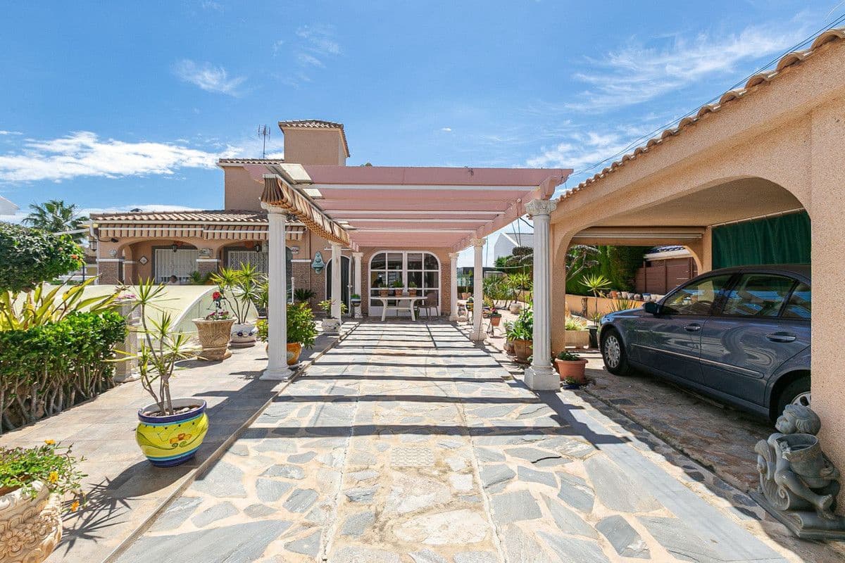 4 bedroom Villa for sale in Torrevieja - € 560,000 (Ref: 10017854)