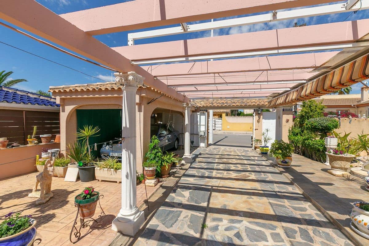 4 bedroom Villa for sale in Torrevieja - € 560,000 (Ref: 10017854)