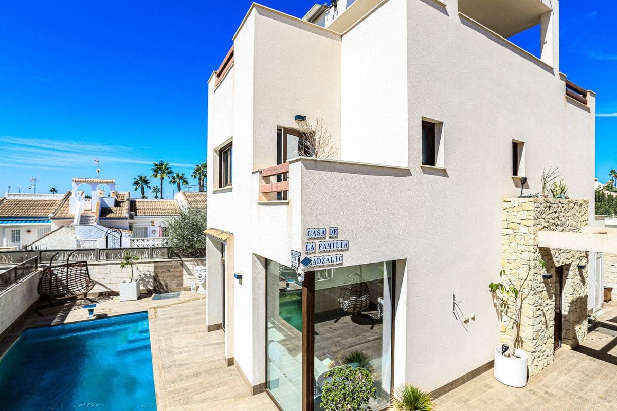 3 bedroom Villa for sale in Rojales - € 550,000 (Ref: 10017858)