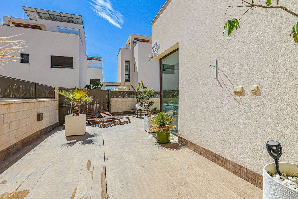 3 bedroom Villa for sale in Rojales - € 550,000 (Ref: 10017858)