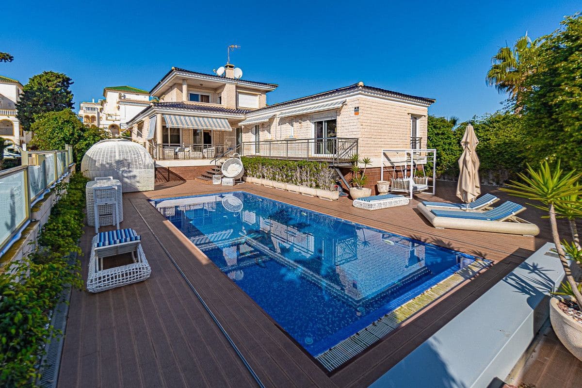 5 slaapkamer Villa te koop in Torrevieja - € 1.170.000 (Ref: 10017859)