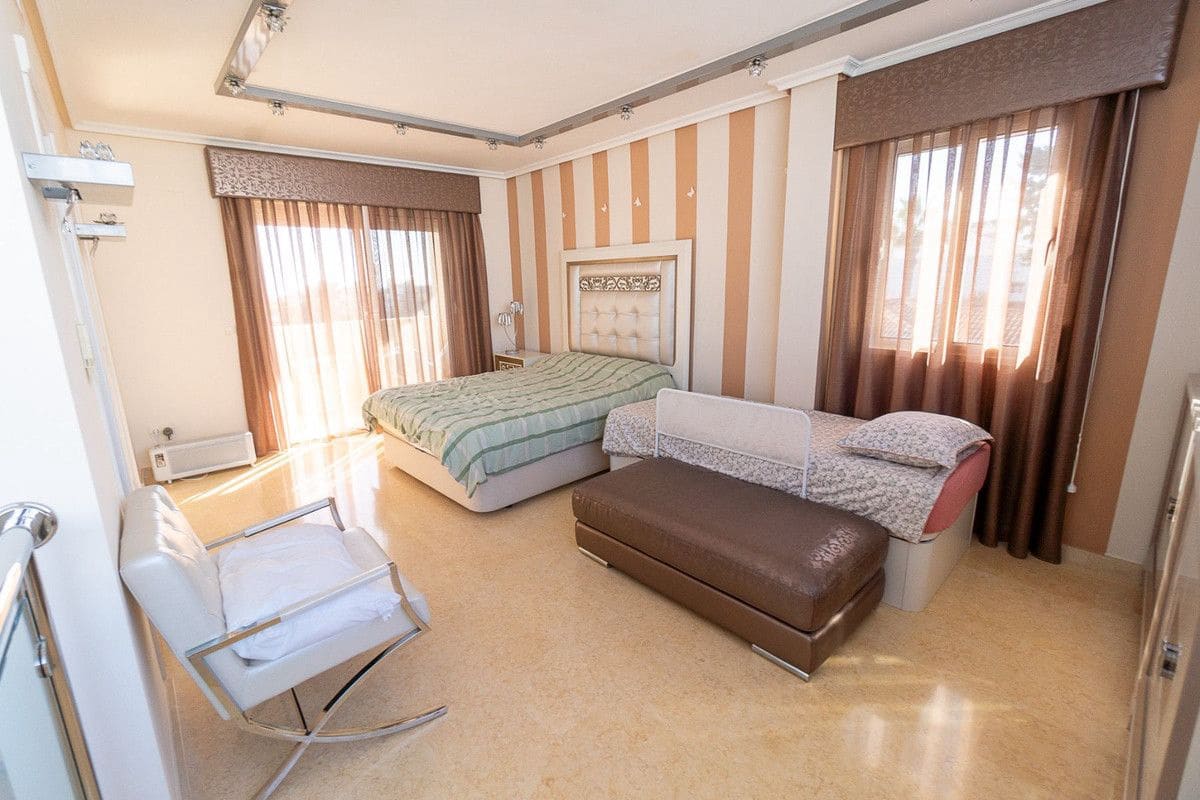 5 slaapkamer Villa te koop in Torrevieja - € 1.170.000 (Ref: 10017859)