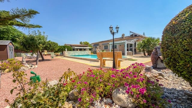 3 bedroom Villa for sale in Catral with pool - € 585,500 (Ref: 10017867)