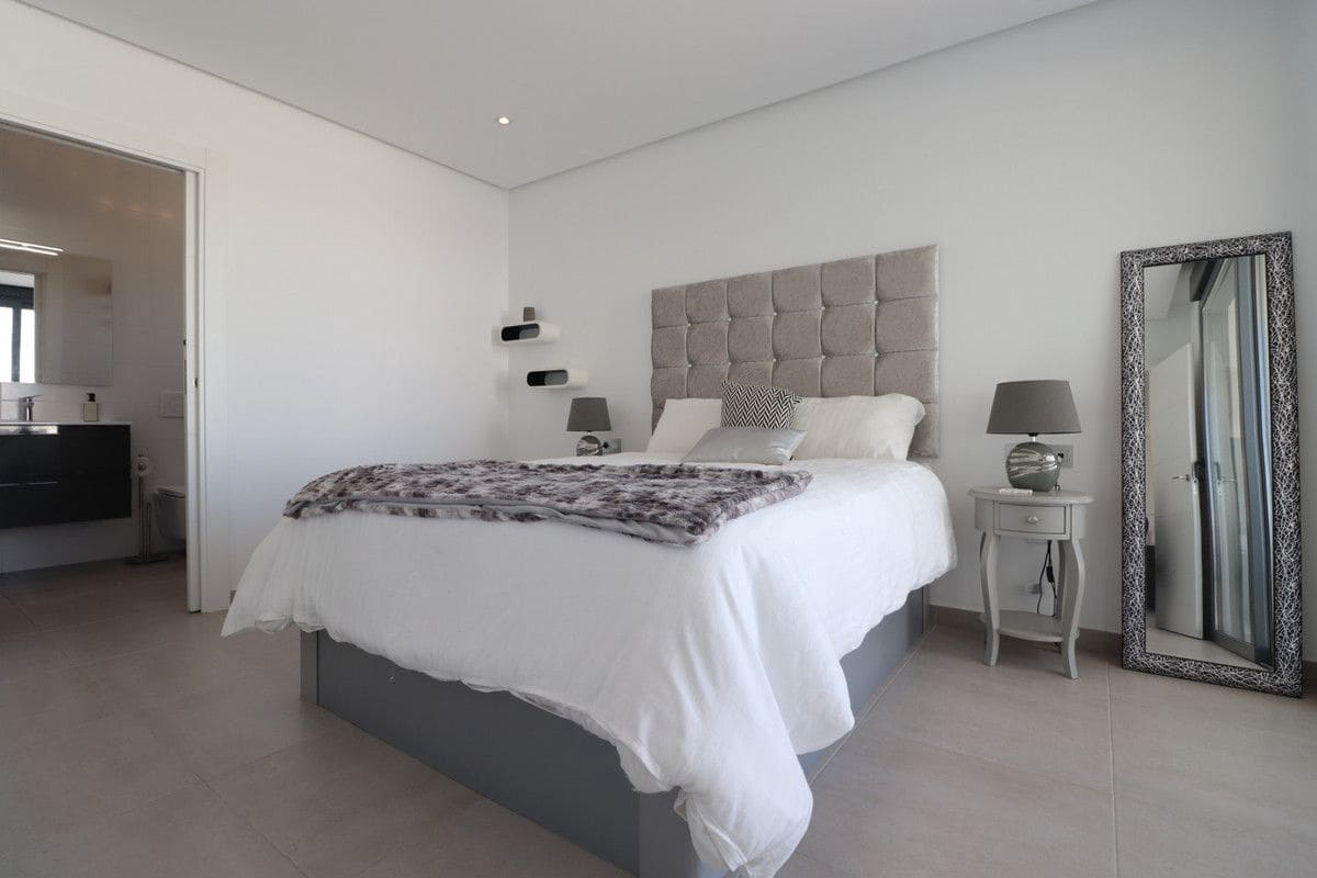3 bedroom Villa for sale in Benijofar with pool - € 695,000 (Ref: 10017870)