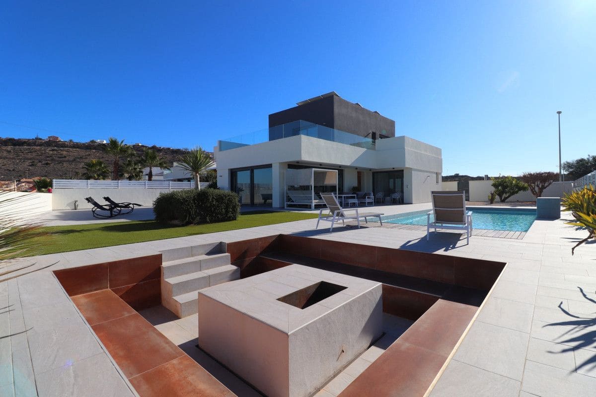 3 bedroom Villa for sale in Benijofar with pool - € 695,000 (Ref: 10017870)