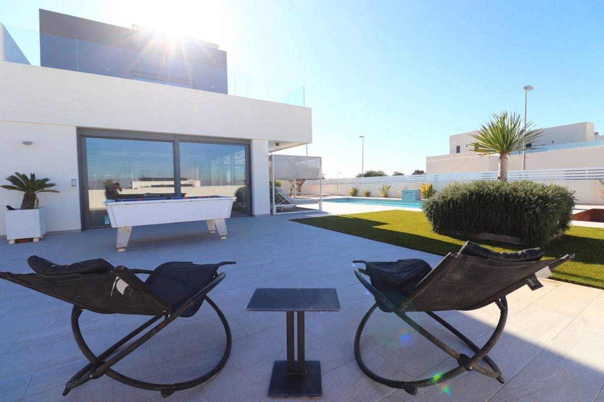 3 bedroom Villa for sale in Benijofar with pool - € 695,000 (Ref: 10017870)