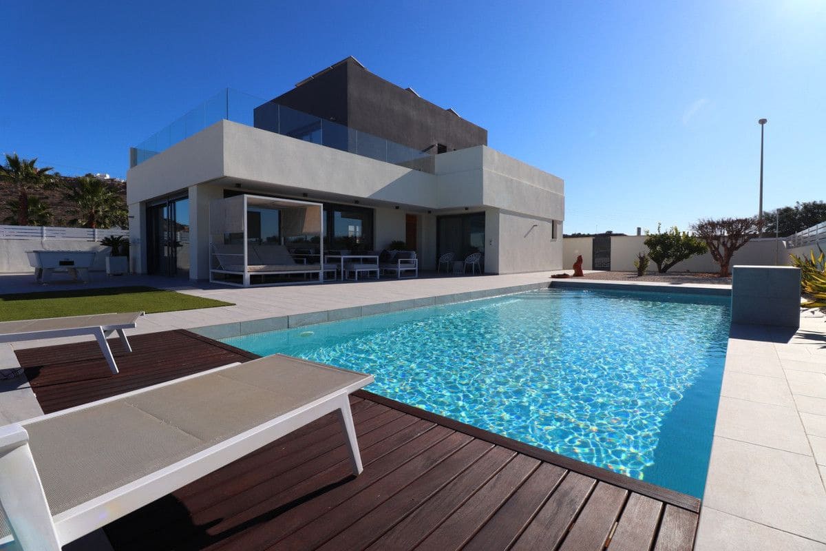 3 bedroom Villa for sale in Benijofar with pool - € 695,000 (Ref: 10017870)