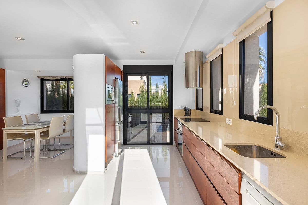 5 bedroom Villa for sale in La Zenia - € 895,000 (Ref: 10017885)