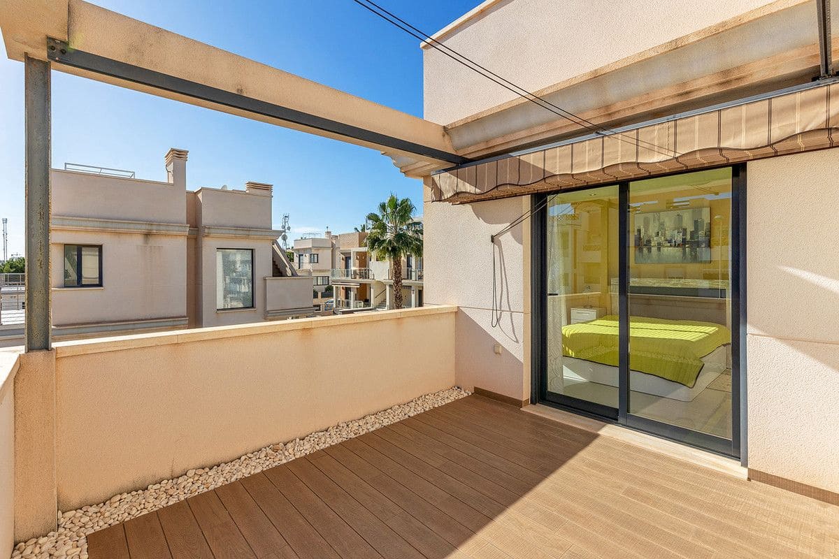 5 bedroom Villa for sale in La Zenia - € 895,000 (Ref: 10017885)