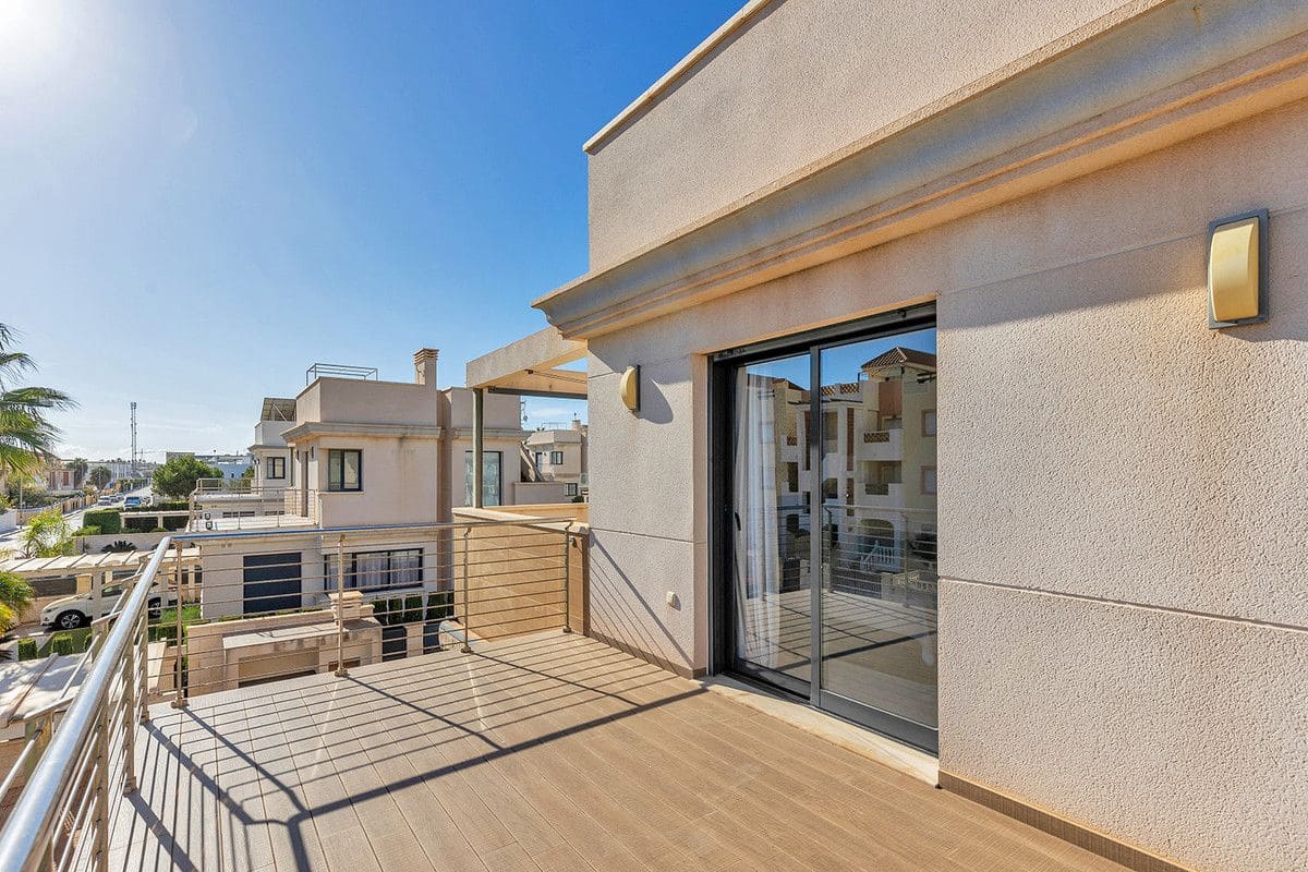 5 bedroom Villa for sale in La Zenia - € 895,000 (Ref: 10017885)