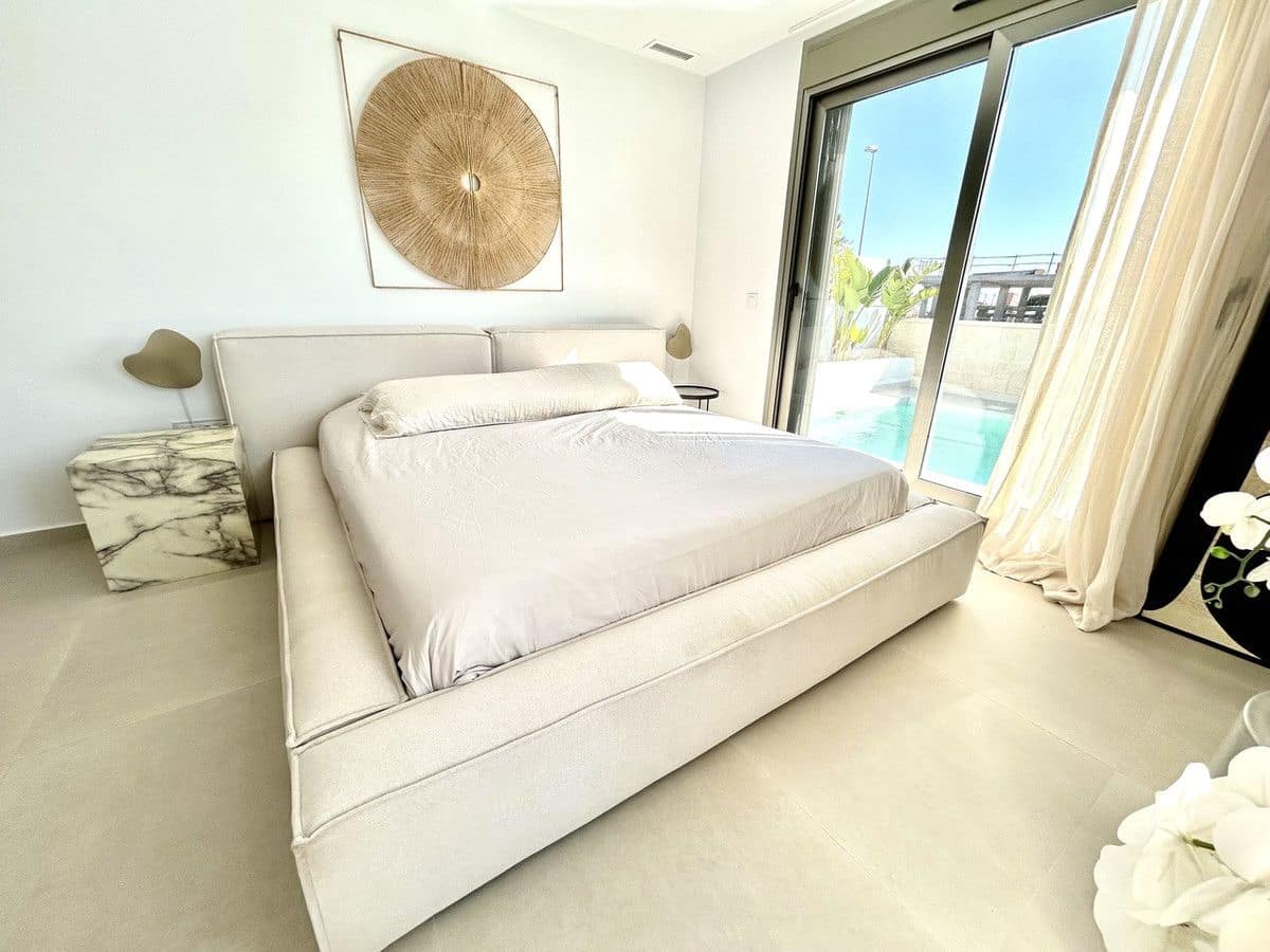 4 bedroom Villa for sale in San Miguel de Salinas - € 605,000 (Ref: 10017891)