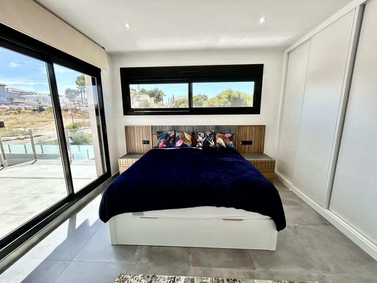 Chalet de 2 habitaciones en Orihuela Costa en venta - 425.000 € (Ref: 10017916)