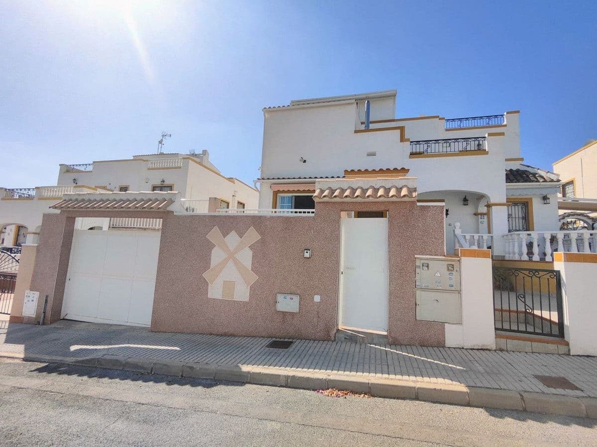 6 soverom Villa til salgs i Orihuela Costa med svømmebasseng - € 280 000 (Ref: 10017931)