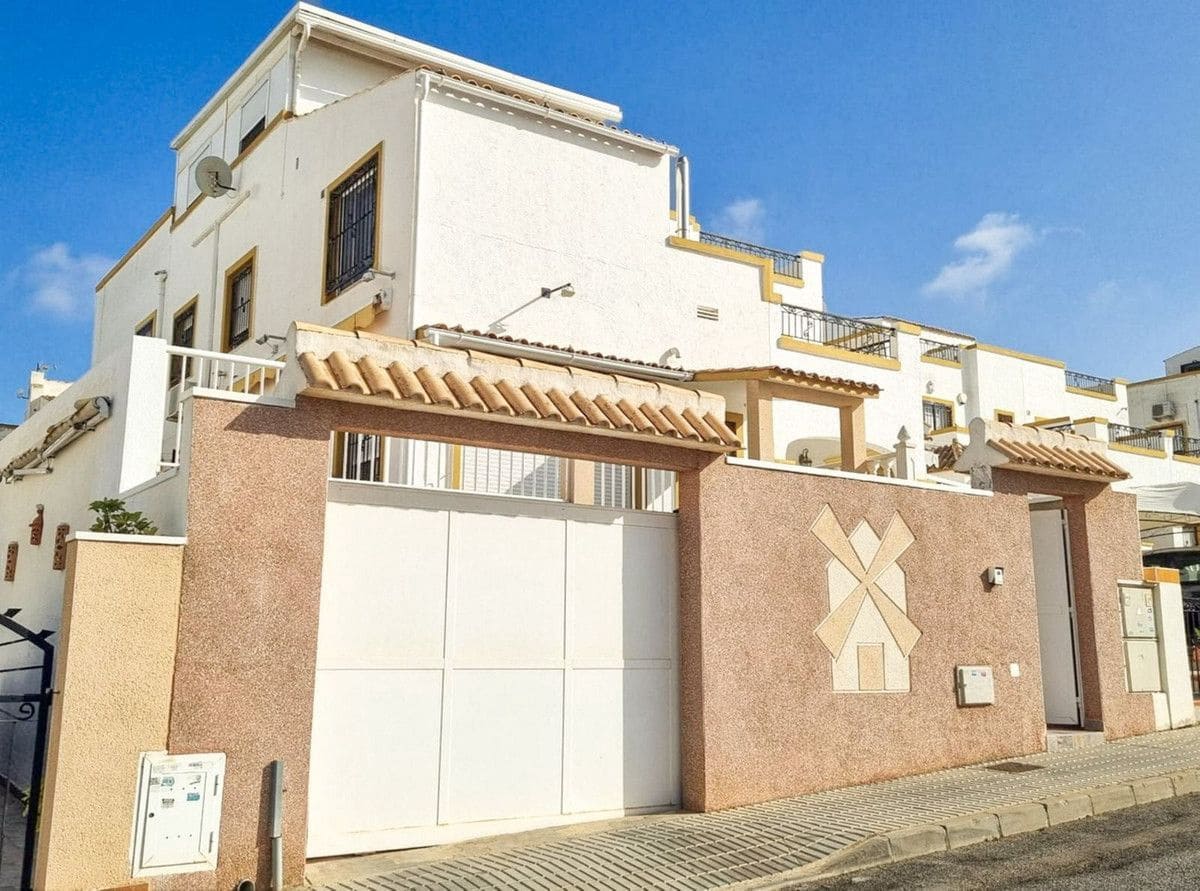 6 soverom Villa til salgs i Orihuela Costa med svømmebasseng - € 280 000 (Ref: 10017931)