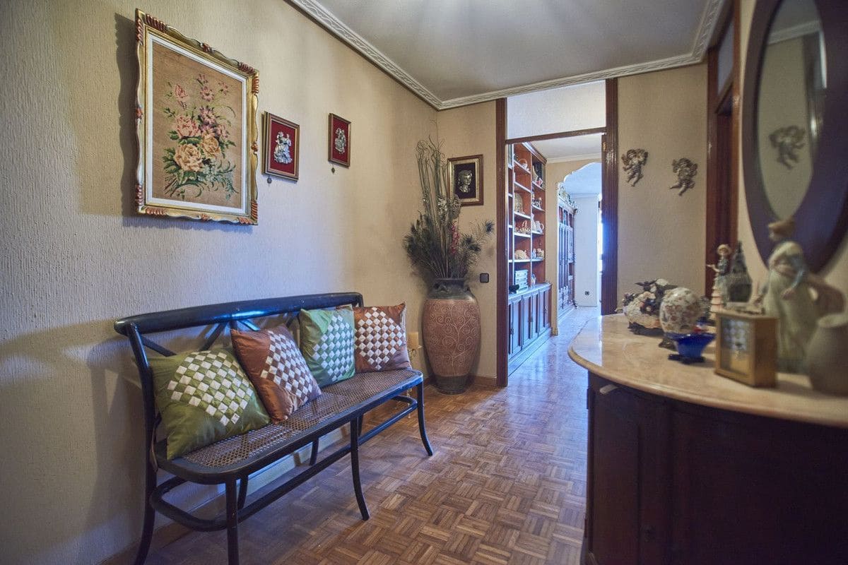 4 Zimmer Apartment zu verkaufen in Alicante / Alacant Stadt mit Pool - 390.000 € (Ref: 10017945)