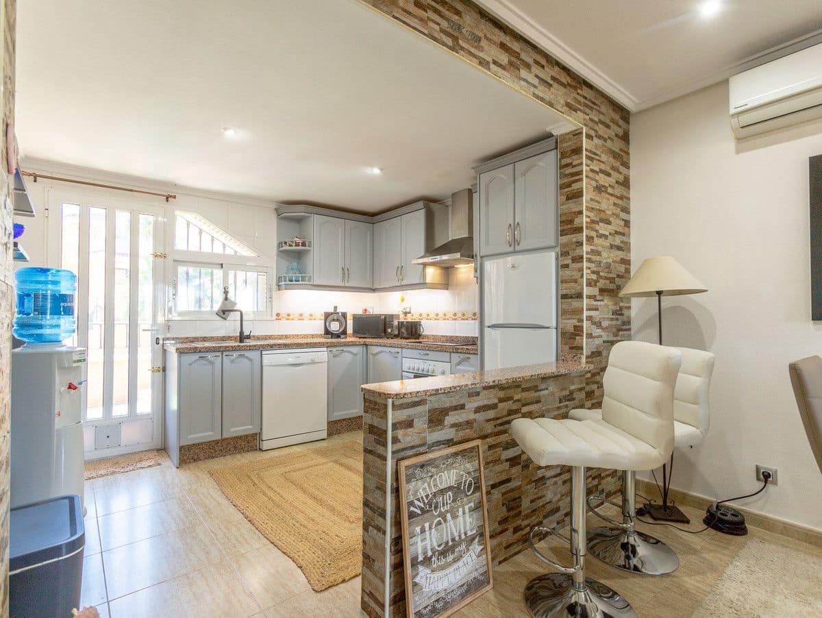 2 slaapkamer Villa te koop in Orihuela Costa met zwembad - € 209.000 (Ref: 10017953)