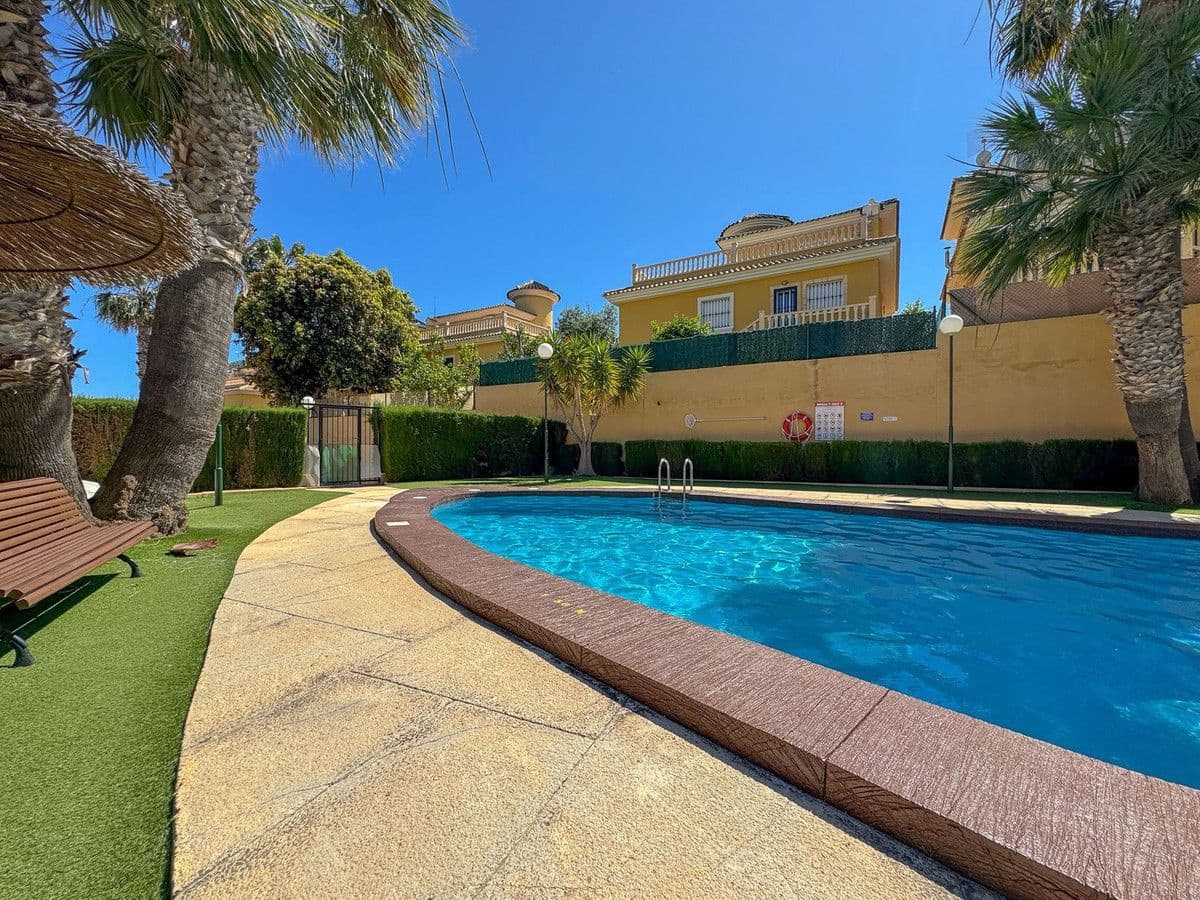 2 slaapkamer Villa te koop in Orihuela Costa met zwembad - € 209.000 (Ref: 10017953)